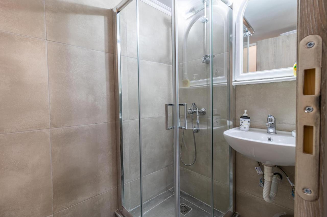 Korinthos Downtown Apartment Екстер'єр фото